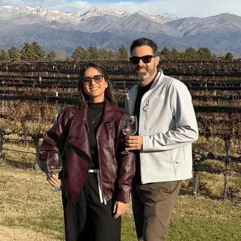 Taty e Gutto, do Mapa Carimbado, sorrindo numa viagem